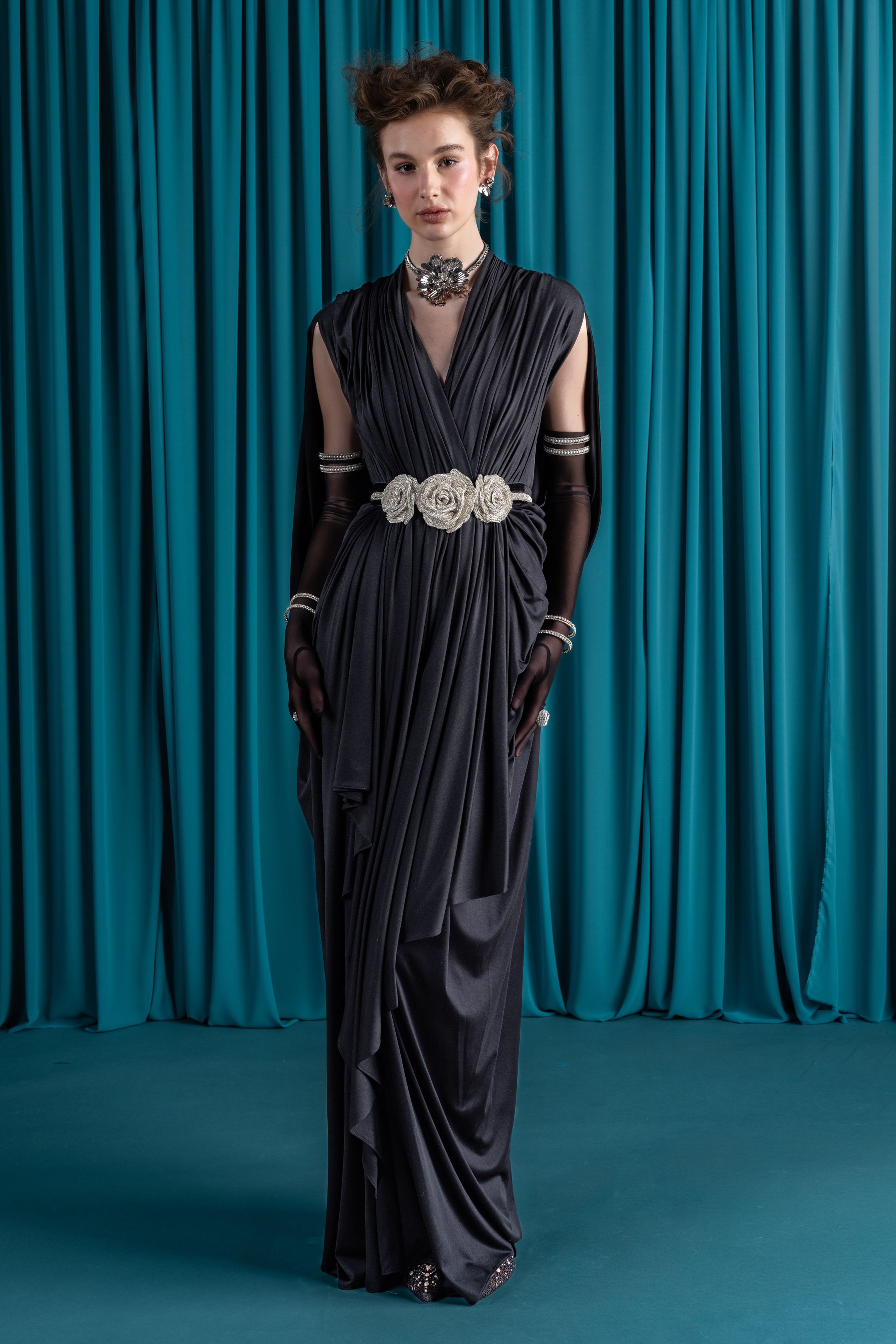 Reem Acra以珠绣、皮草披肩与复古宫廷廓形构建华丽晚装宇宙，深海蓝与宝石色系释放高净值市场能量-顽石频道趋势研究